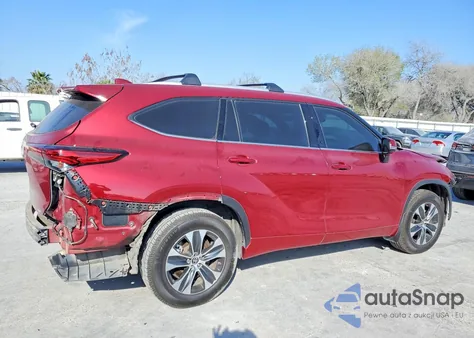 2022 Toyota Highlander Xle z USA, uszkodzony, nr VIN 5TDGZRAH5NS538341